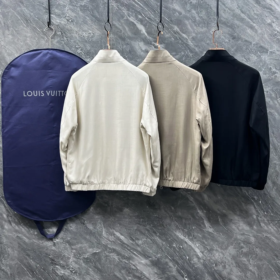 🌟45 LP 26 Autumn and Winter Linen Jacket Series is on sale at the official website counter. The industry's exclusive first launch of the most sought-after and popular Series men's and women's Same Style in the Classic main line, Classic urban casual style, Versatile simple style, couple's jacket! New design style, subversive design, iconic brand logo, new fabric, lightly waterproof, casually wear a T-shirt, the upper body is super fashionable, especially easy to match, the concave shape is naturally indispensable for such high-end configuration. Color: White Black Sizes: M L XL 2XL 3XL
